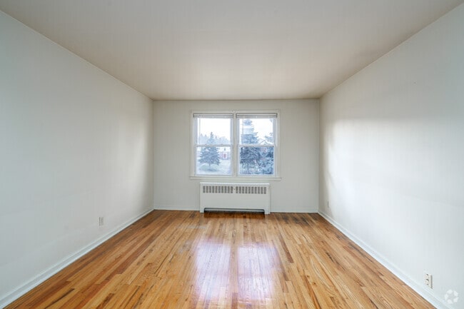 1BR, 1BA - 575SF - Living Room - Hillcrest Manor Apartments