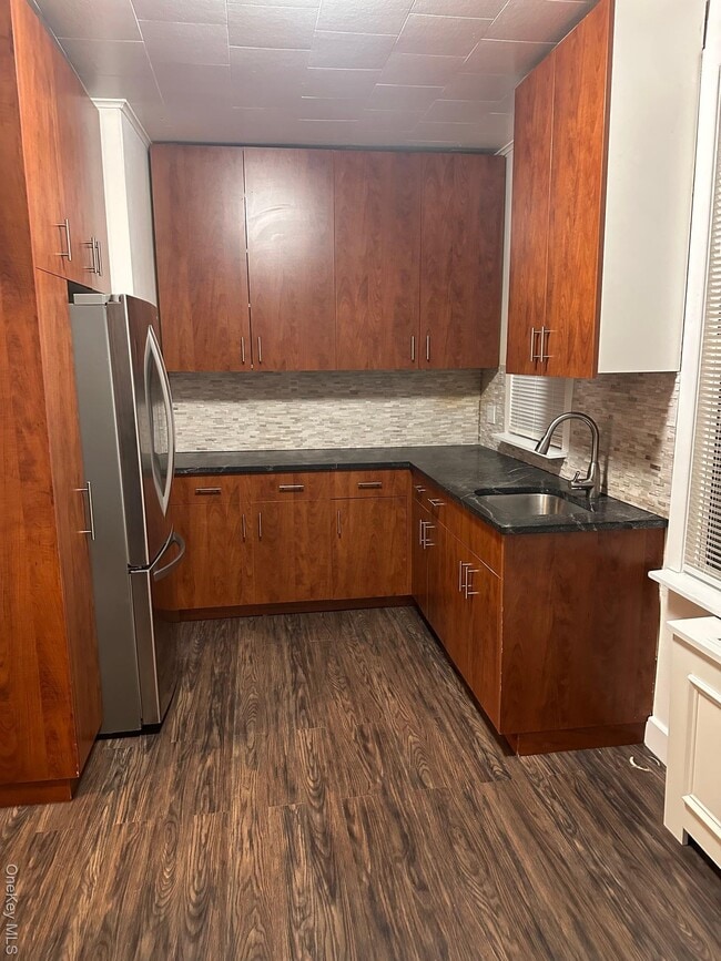 Building Photo - 60-34 56th Rd Unit 2R