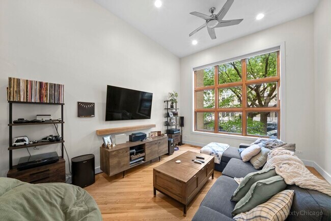 Photo - 1413 N Leavitt St