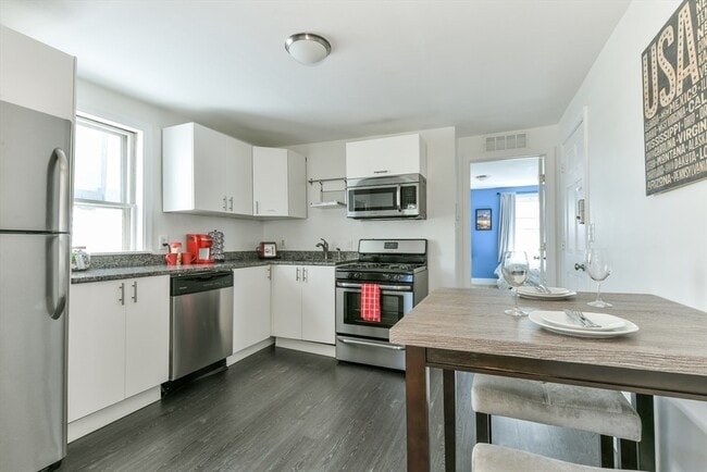 Building Photo - 158 Everett St Unit 2 Rental