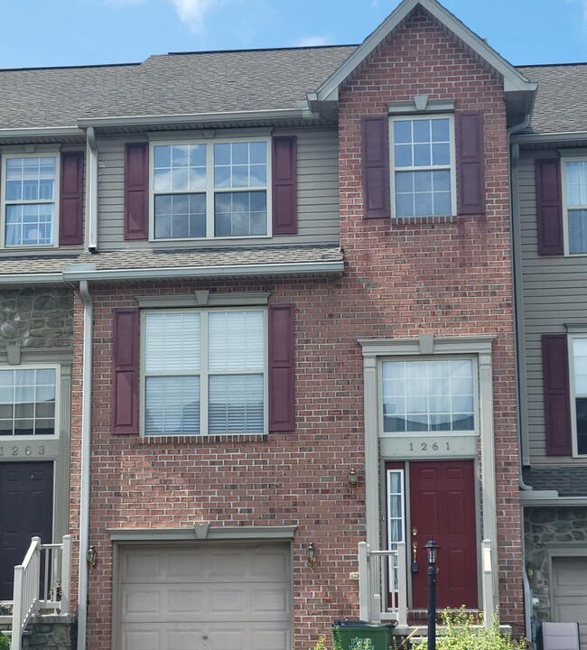 Building Photo - Large Townhouse in Hanover with Great Loca...
