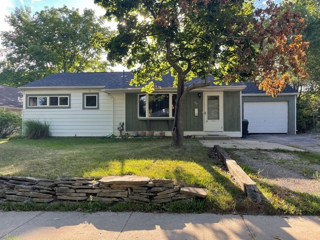 Three Bedroom Ranch Available for Rent! - Three Bedroom Ranch Available for Rent! House