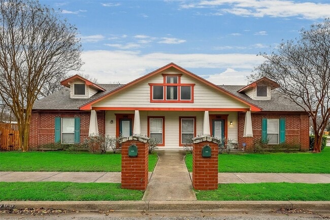 Building Photo - 300-306 East Main Street Unit 306