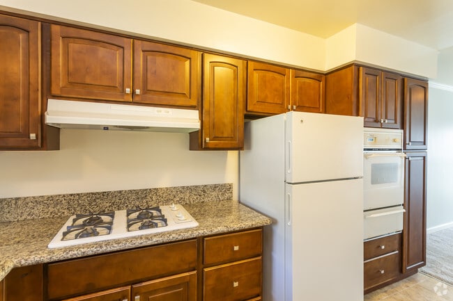 2 BR, 1 BA - 825 SF