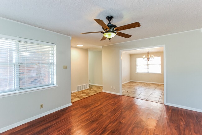 Photo - 218 Leighton Dr