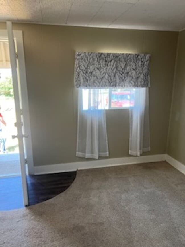 Photo - 2 Bedroom House with Fenced Back Yard