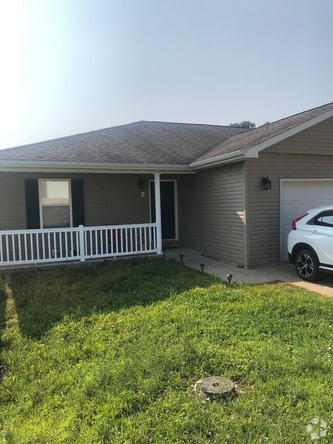 Building Photo - Available June 15th!! Rental