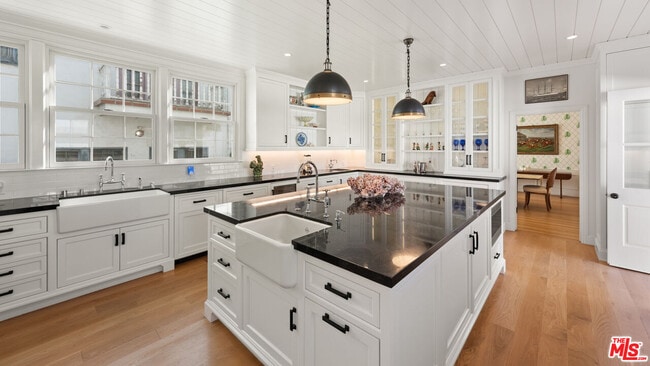 605 Palisades Beach Rd