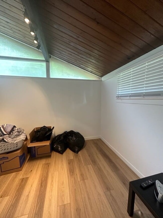 Photo - 15801 Larch Way Unit B