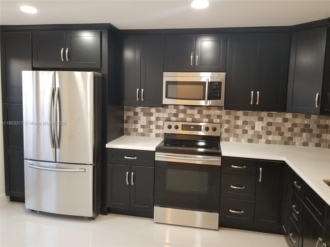 Photo - 907 NE 27th Ave (Hallandale Beach, FL)