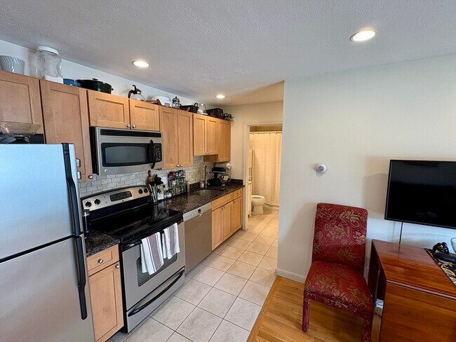 Building Photo - 126 Clifton St Unit 2 Rental
