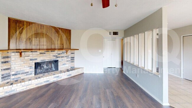 Photo - 5656 Pearce St