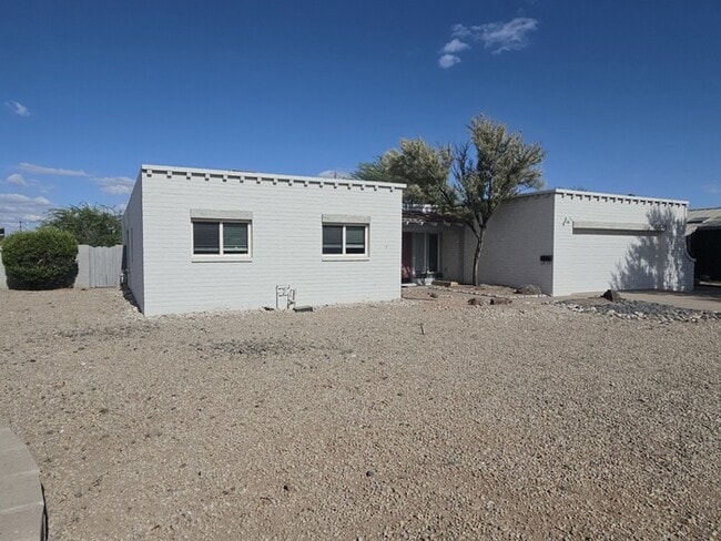 Building Photo - 3301 S Terrace Rd