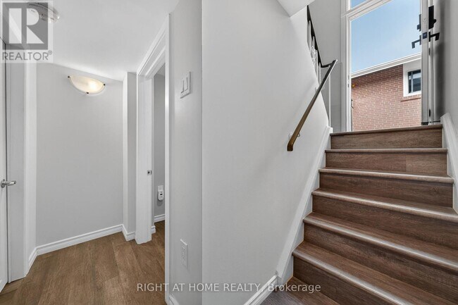 Photo - 1599 Sandgate Crescent