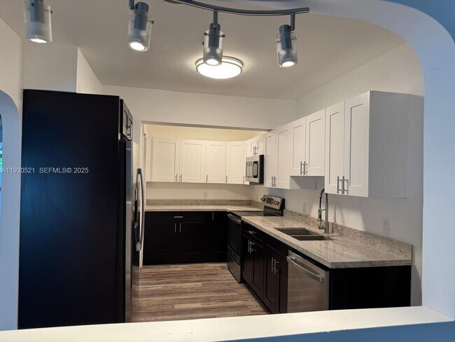 Photo - 985 NE 115th St