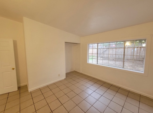 Photo - 2864 Fordham St