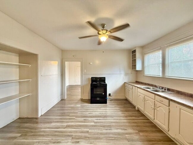 Photo - Charming 2 Bed, 1 Bath Unit!