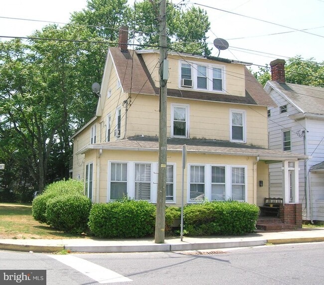 Photo - 304 E East St House