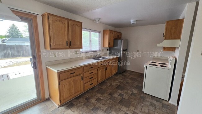 Photo - 1044 Maple Dr
