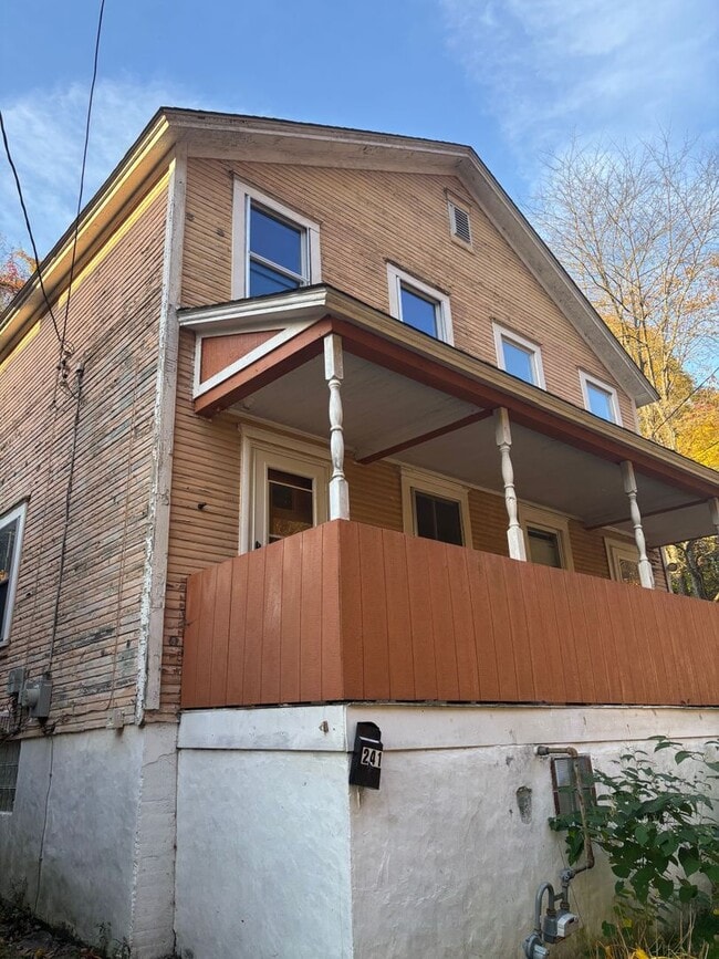 241-243 Baker St Aliquippa, PA 15001 - 241-243 Baker St Aliquippa, PA 15001 Apartment Unit 241 Baker St Aliquippa