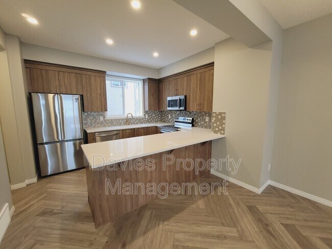 Photo - 2072 Wonnacott Way SW