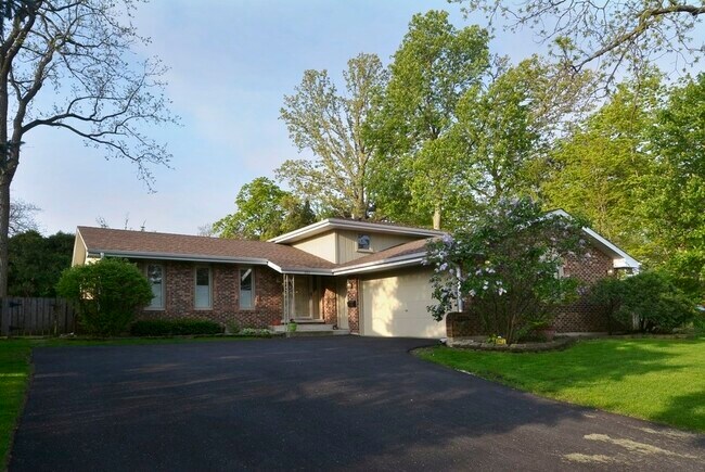 Photo - 205 E Oakton St