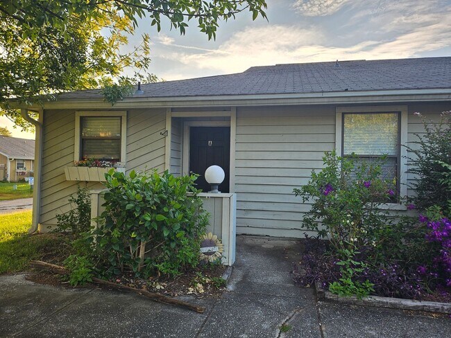 Building Photo - $1195 - 2/2 -Jefferson Square - Updated Unit! Rental