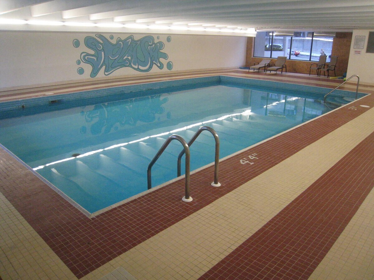 La piscine d'eau salée de 250 Heath's est à une température constante de 82F - 250 Heath