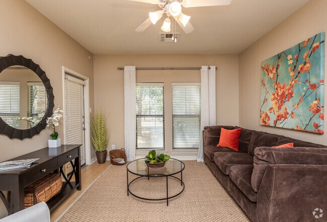 1BR, 1BA - 610SF Living Room
