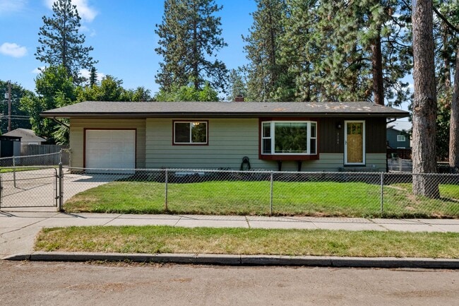 Building Photo - **Available August** South Hill Corner Lot 5 Bed 1 Bath updated Home Available NOW
