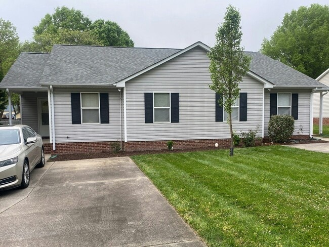 Photo - 215 Bishop Ln