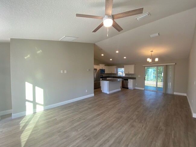 Photo - Available December 15th.....Custom Home - Desirable SE Ocala Neighborhood 3/2/2 **WON'T LAST**