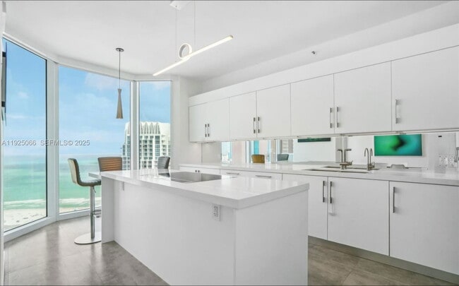 Photo - 300 South Pointe Dr