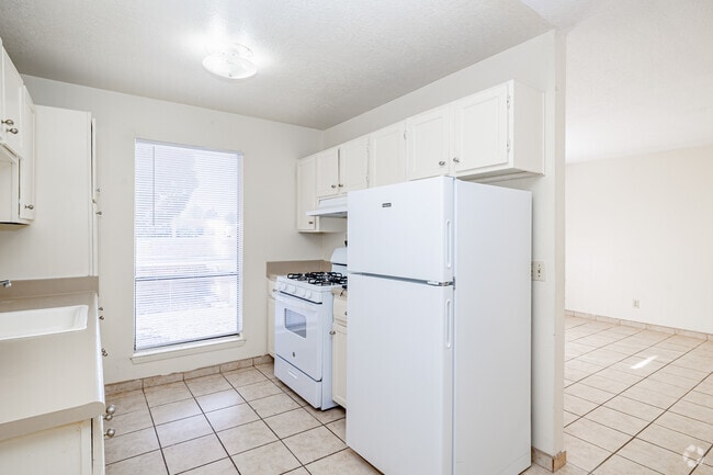 2BR, 1BA - 750SF - Kitchen