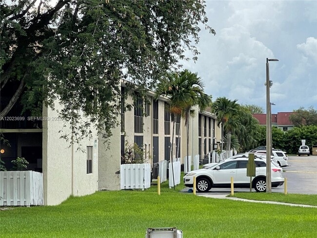 Building Photo - 10370 SW 220th St Unit 224