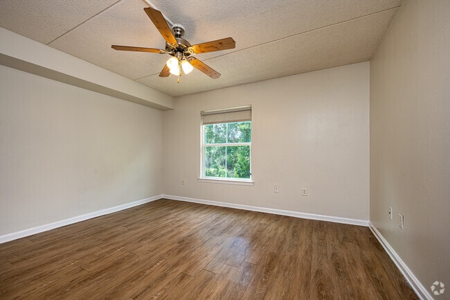 2BR, 1BA - 940SF - Primary Bedroom