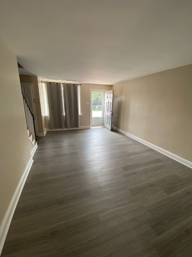 Building Photo - 3b1.5b Row House with Deck near Torresdale ave Available Now