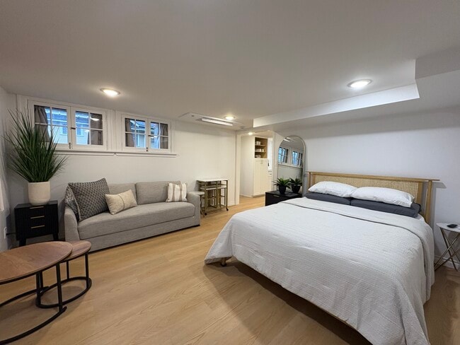 Building Photo - 317 Main St Unit The Studio