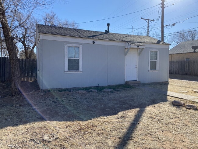 Building Photo - Spacious 1 Bedroom Property