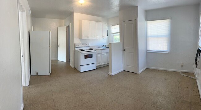 Photo - Cozy 2 Bedroom, 1 Bath Apartment in Charming Sarasota Duplex Unidad 2124