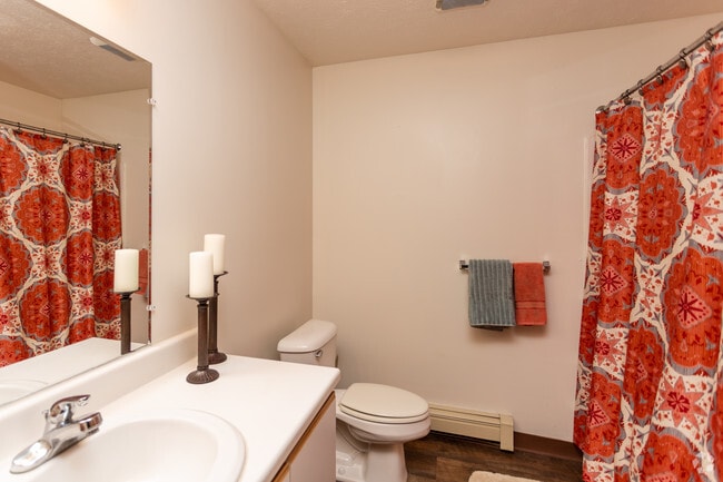 2BR, 1BA - 960 SF