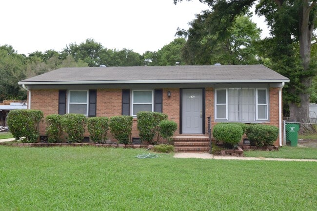 Building Photo - Ranch 3 bed 2bath Garage Fenced back yard ...