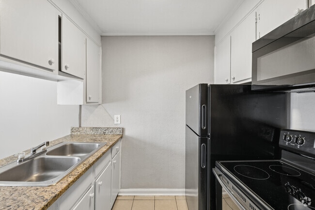 Classic - 1BR, 1BA - 729SF - Kitchen