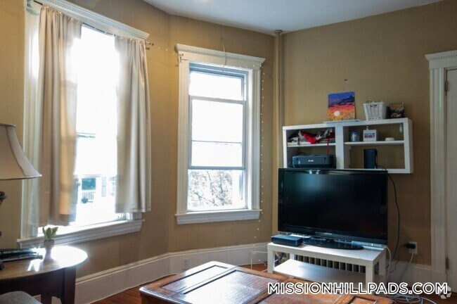 Building Photo - 142 Calumet St Unit 2 Rental
