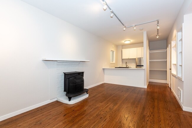 Photo - Pacific Heights: Remodeled Garden Apartment w/ Shared Patio One Block from the Presidio Unidad 2140 Lyon St.