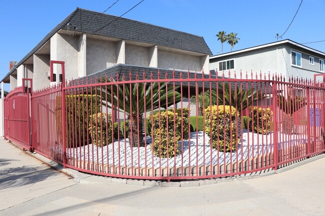 6104 Costello Ave