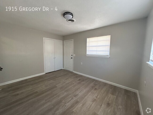 Building Photo - $599 moves you in Unit 4 Rental