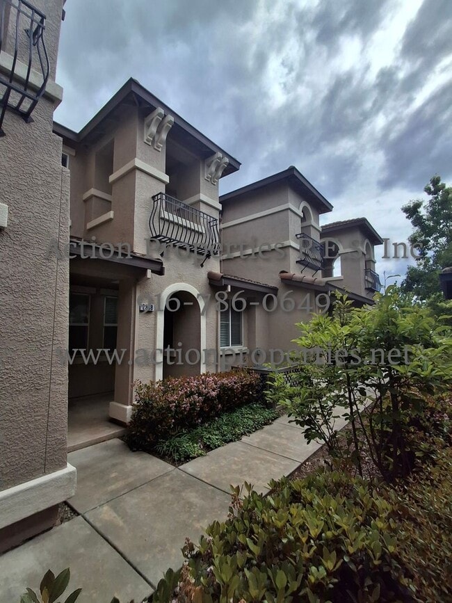 Photo - Stunning Townhome.  - 2 Stories - 3 Bed, 2.5 Bath, 2 Car Garage - Nearby Trails!