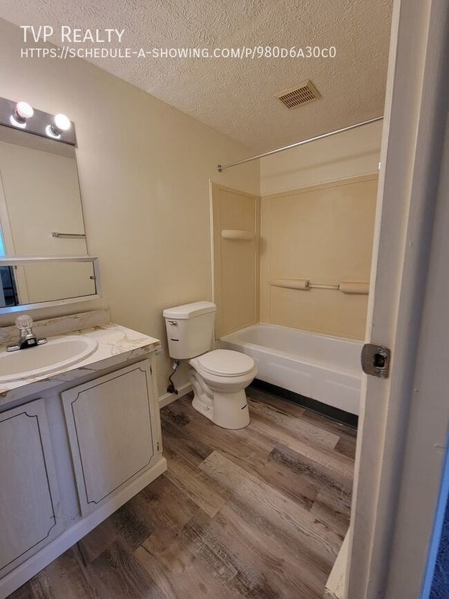 Photo - 1448 W River Rd N