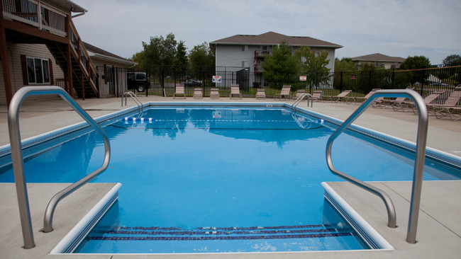 Gorgeous Pool! - Somerset Apartments